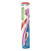Зубная щетка Aquafresh In-between Clean для очищения зубов и межзубных промежутков средняя жесткость в ассортименте